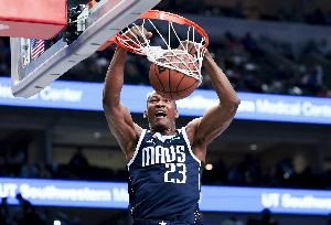 队记：热火还在考察凯-琼斯 后者不能签双向&球队剩最后一个名额