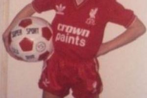 儿军梦！球迷博主晒出格伊6岁时身披利物浦球衣照片