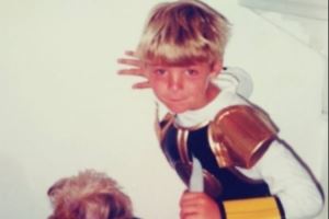 有几分像?晒儿时萌照,德赫亚社媒庆祝自己35岁生日