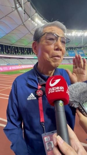 81岁徐根宝:说我落伍?他们不知道我每天要看曼城、巴萨的比赛