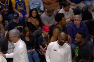 🥰身后有亮点！鹈鹕教练席出现了一位窝火的旧将啊